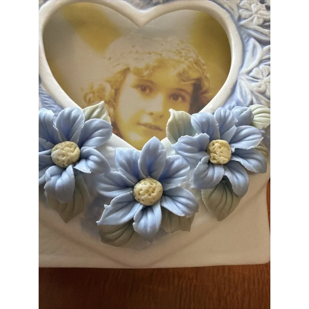 Porcelain Blue & White Heart Shaped Frame 3